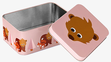 Bild av rektangulär plåtburk med björnansikte