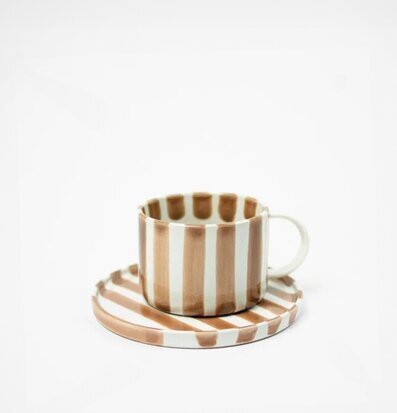 Bild av stilfull kopp och fat med randigt mönster