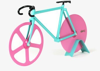 Foto av cykelinspirerad pizzaslicer i färgglad design