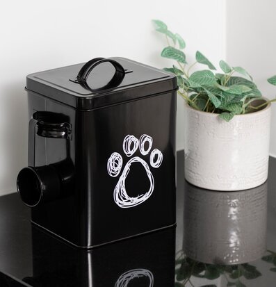 Bild av stilren plåtburk med tassdesign i modernt kök