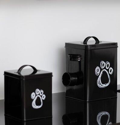 Bild av eleganta svarta plåtburkar med tassavtryck