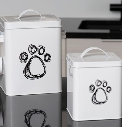 Bild av stilrena vita plåtburkar i modernt kök