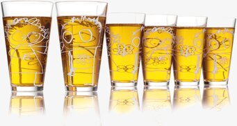 Bild av sex konstnärliga dricksglas med gul vätska