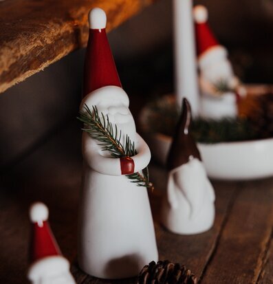 Bild av hemtrevlig juldekoration med tomtar och kottar