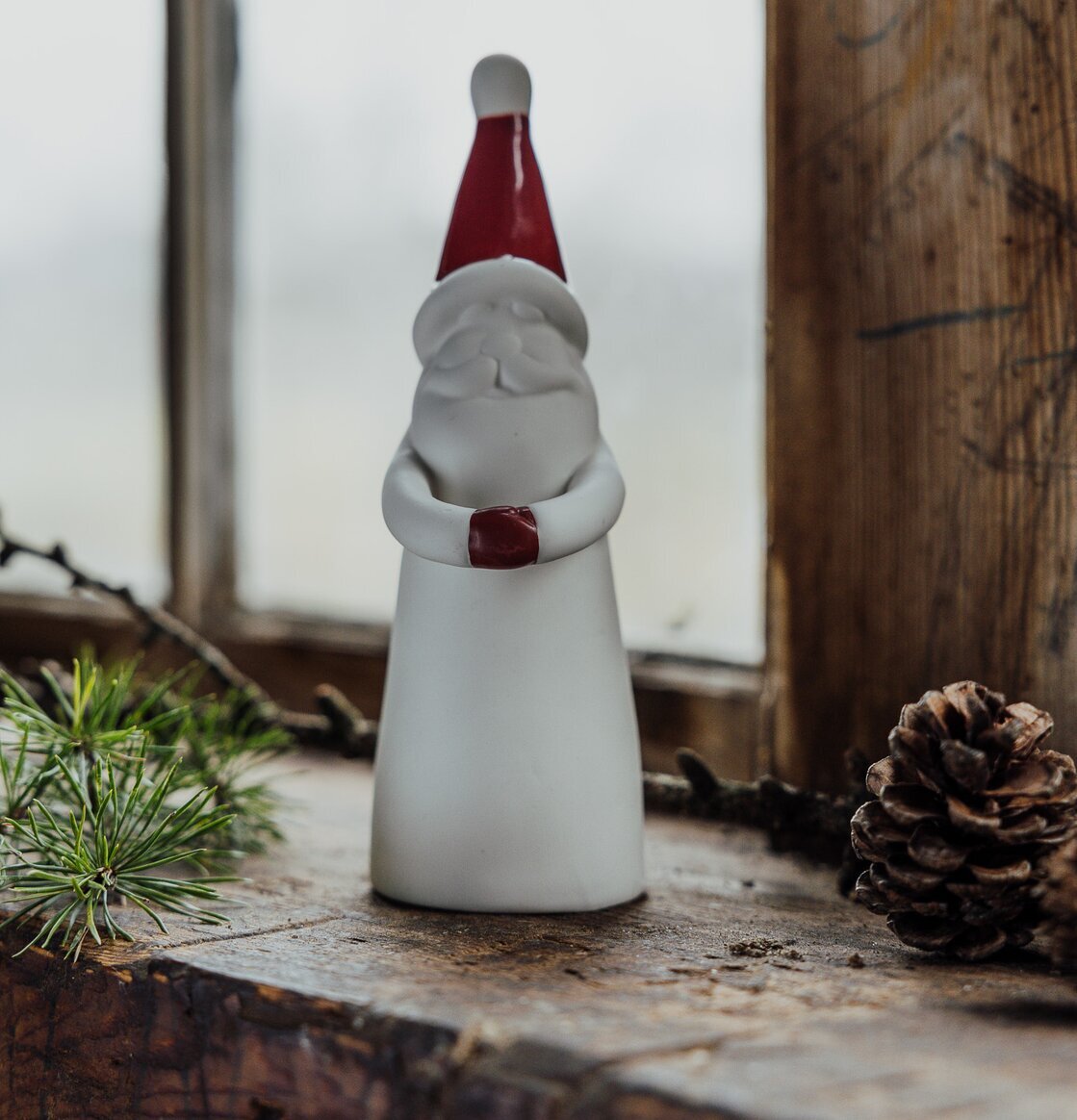 Bild av stilren tomtefigur med julstämning och tradition