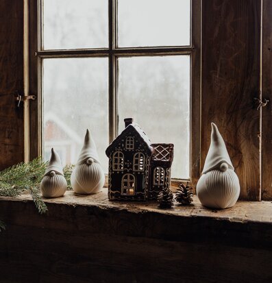 Bild av rustik fönsterkarm med tomtar och pepparkakshus