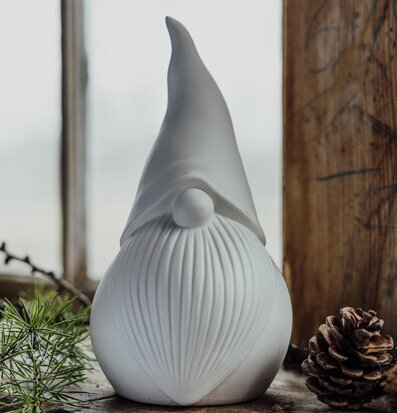 Bild av stilren tomtefigur med skandinavisk design