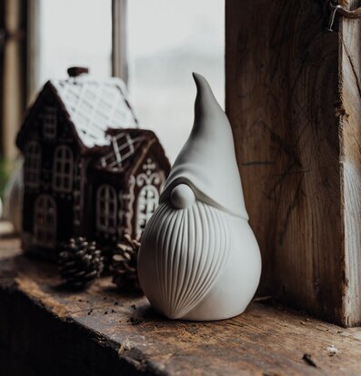 Bild av juldekorationer: Tomte och pepparkakshus