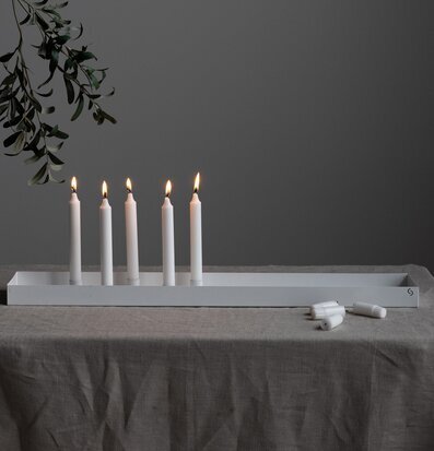 Bild av stilren vit ljusstake med magnetiska ljushållare