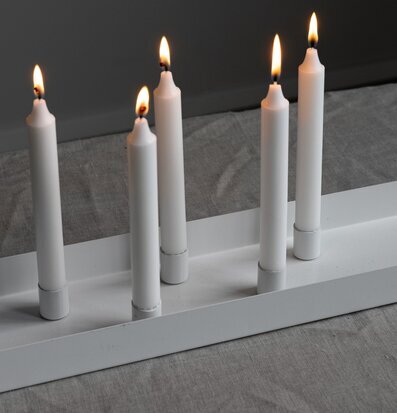 Bild av elegant vit ljusstake med magnetiska hållare