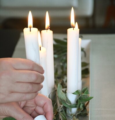 Bild av ljusstake med magnetiska ljushållare och girland