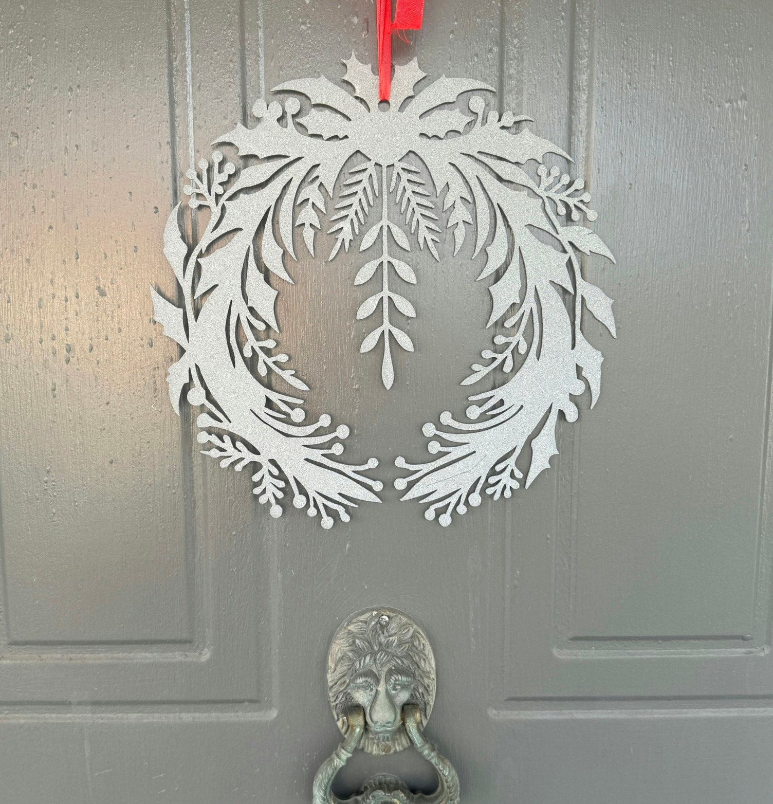 Bild av stilren julkrans med modern och klassisk design