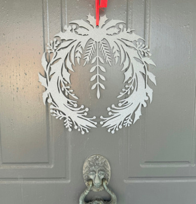 Bild av stilren julkrans med modern och klassisk design