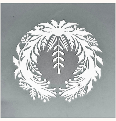 Foto av elegant vit julkrans med detaljerad design