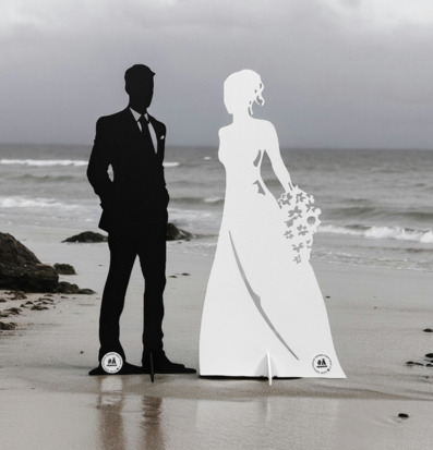 Bild av konstnärlig bröllopsfigur på dramatisk strand