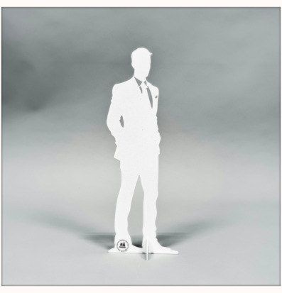 Bild av stilren silhuett i metall med vit finish