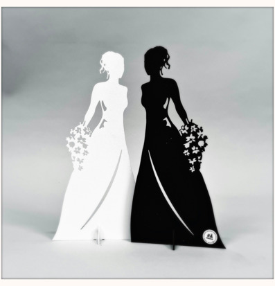 Bild av eleganta bröllopsfigurer i plåt, svart och vit