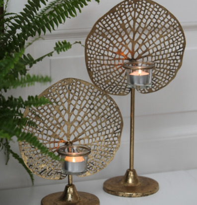 Bild av eleganta ljushållare i guld med gröna inslag