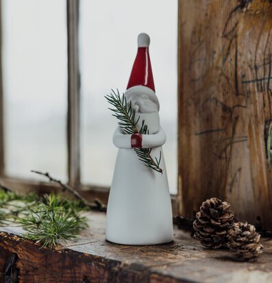 Bild av stilren tomtefigur med naturinspirerad design