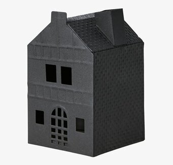 Foto av en stilren ljuslykta i form av ett hus