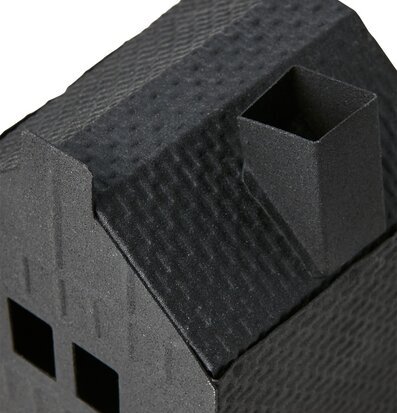 Bild av dekorativ svart ljuslykta formad som ett hus