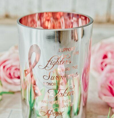 Bild av elegant behållare med rosa band och gravyr