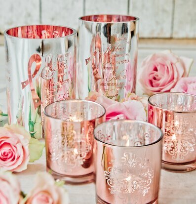 Bild av eleganta ljushållare i roséton med rosor