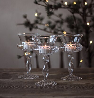 Bild av stilrena glasklara ljuslyktor i harmonisk miljö