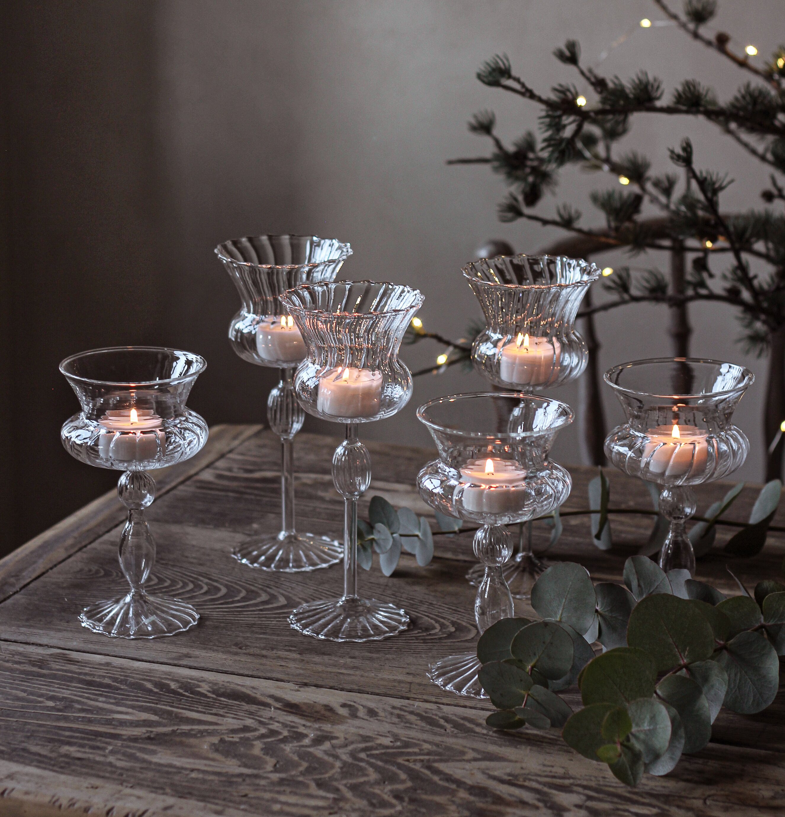 Bild av charmig inredning med glaslyktor och växter