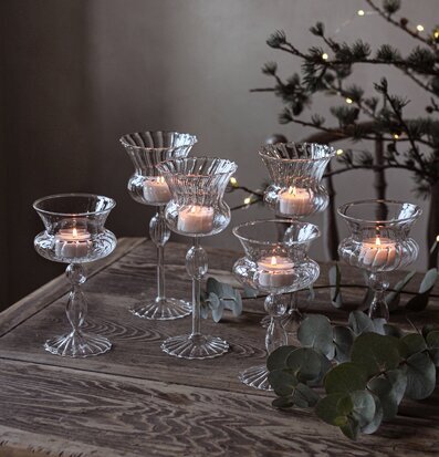 Bild av charmig inredning med glaslyktor och växter