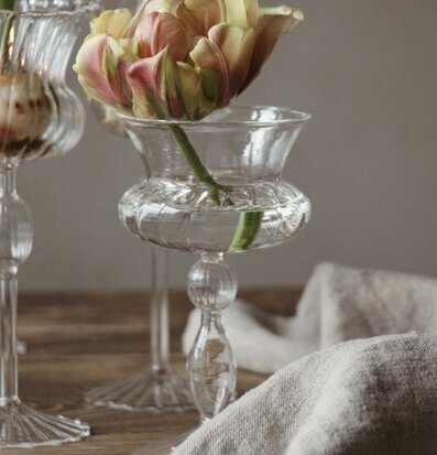 Bild av eleganta lyktor och vaser i harmonisk miljö