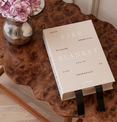 Bild av stilfullt inredd rum med brandfilt i fokus