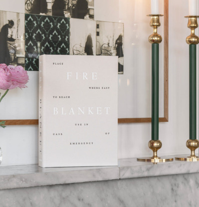 Bild av stilfull inredning med brandfilt och ljusstakar