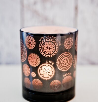 Bild av elegant röktonad ljushållare med mandalamönster