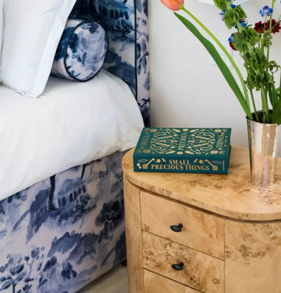 Bild av harmoniskt sovrum med blå textilier och blommor