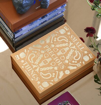 Bild av elegant inredning med förvaringsbox och dekorationer