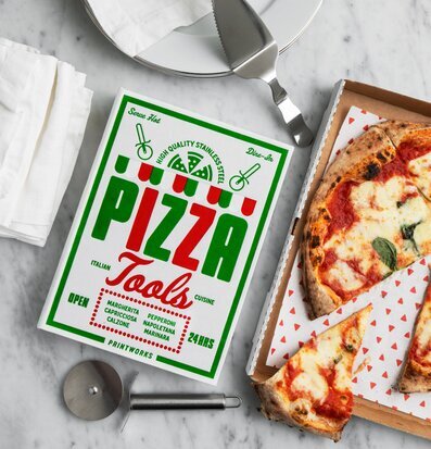 Bild av smakfull pizzapresentation med eleganta verktyg