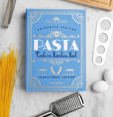 Bild av stilfullt arrangerade pastaverktyg och ingredienser