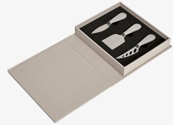 Bild av elegant uppsättning ostverktyg i bokformad låda