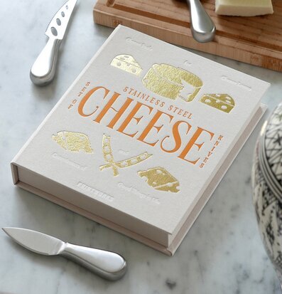 Bild av stilrena ostverktyg på marmoryta med ost och vin