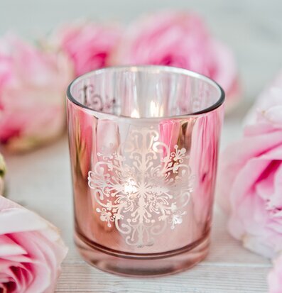 Bild av elegant ljuslykta med rosor och varmt sken