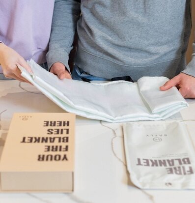 Bild av brandfilt i användning för säkerhet i hemmet