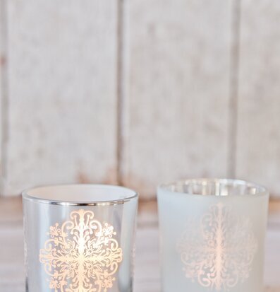 Bild av stilrena ljushållare med dekorativ struktur