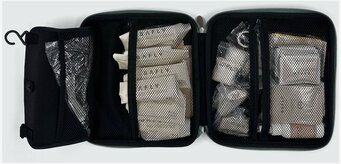 Bild av välorganiserat och robust första hjälpen-kit