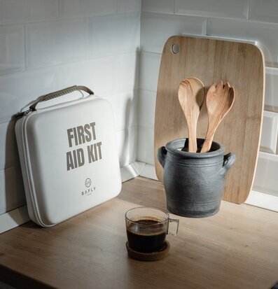 Bild av stilren köksyta med funktionella detaljer