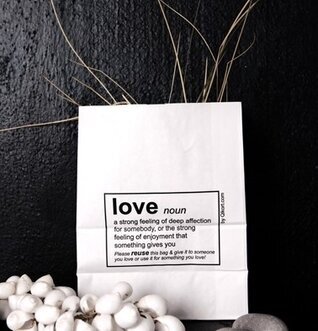 Bild av elegant och stilren uppsättning med kärlekstema