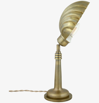 Bild av elegant bordslampa i antik mässingsdesign