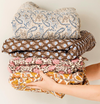 Bild av färgglada filtar med unika mönster och design