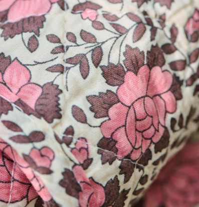 Bild av rosa och brun bomullsfilt med blommönster