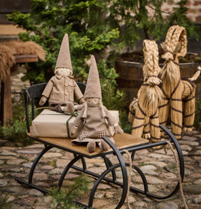 Foto av traditionell julscen med tomtar och julbock